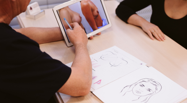 Zmiany w wyglądzie biustu to coś, z czym mierzy się wiele kobiet – i bardzo często są one zupełnie naturalnym etapem życia. Ciąża, karmienie piersią, wahania masy ciała czy po prostu upływ czasu mogą sprawić, że piersi tracą jędrność,...