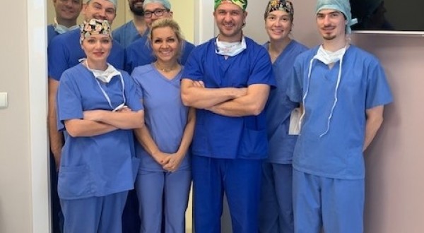13 listopada 2019 to był wyjątkowy dzień w Art Medical Center. Powód był szczególny i jesteśmy niezmiernie dumni z tego, że to właśnie w AMC przeprowadzono nowatorską operację ortopedyczną stawu kolanowego – pierwszą tego typu w Europie!!Wyjątkowość...